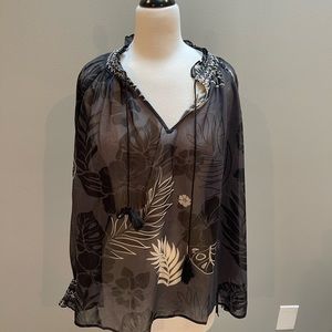 EUC Cabi long sleeve top. Size L. Cute detail on sleeve. V neck. 100% poly